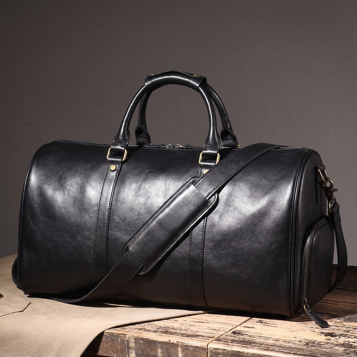 Leather weekender bag in Elegant Black
